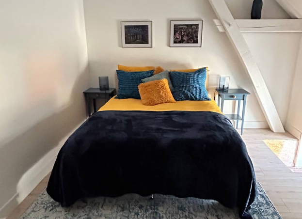 chambre de gite bleu à Saint-Eloy-de-Gy près de Bourges dans le Cher 18