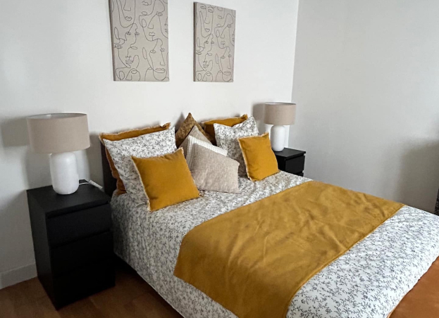 chambre de gite jaune à Saint-Eloy-de-Gy près de Bourges dans le Cher 18